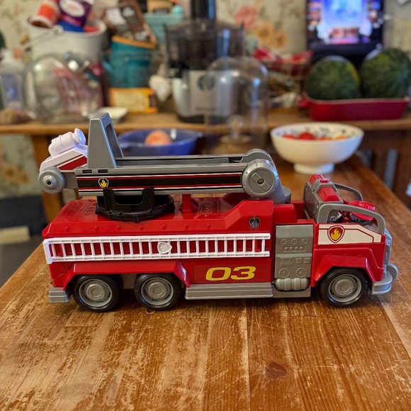Paw Patrol Ultimate Rescue Marshall Fire Truck 03 w/ Lights, Sounds & Ladder - Picture 5 of 5